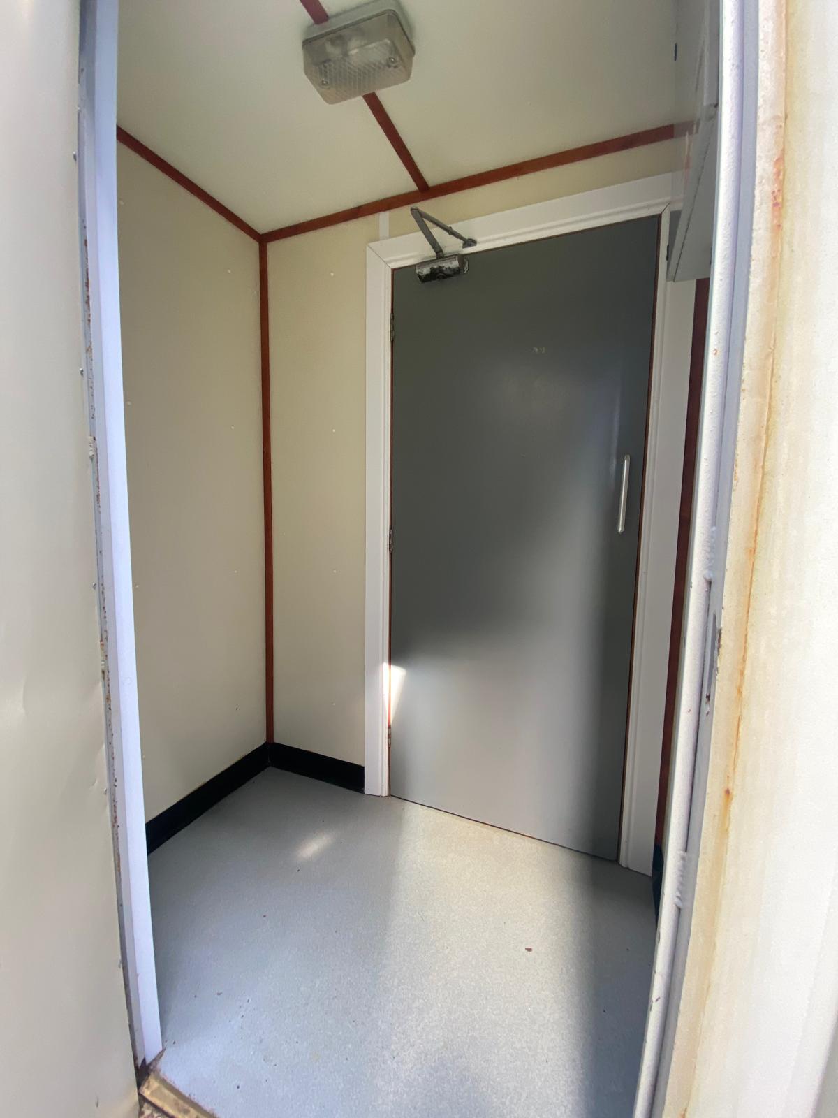 20FT X 8FT 5 CUBICLE ANTI-VANDAL SITE SHOWER - Image 6