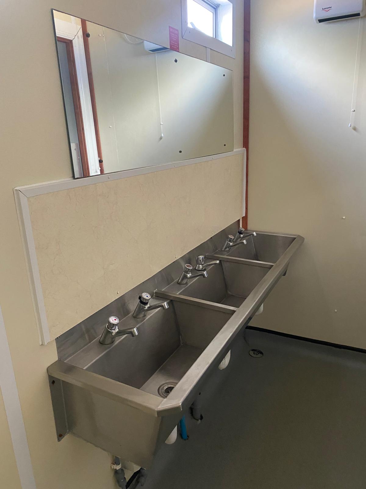 20FT X 8FT 5 CUBICLE ANTI-VANDAL SITE SHOWER - Image 7