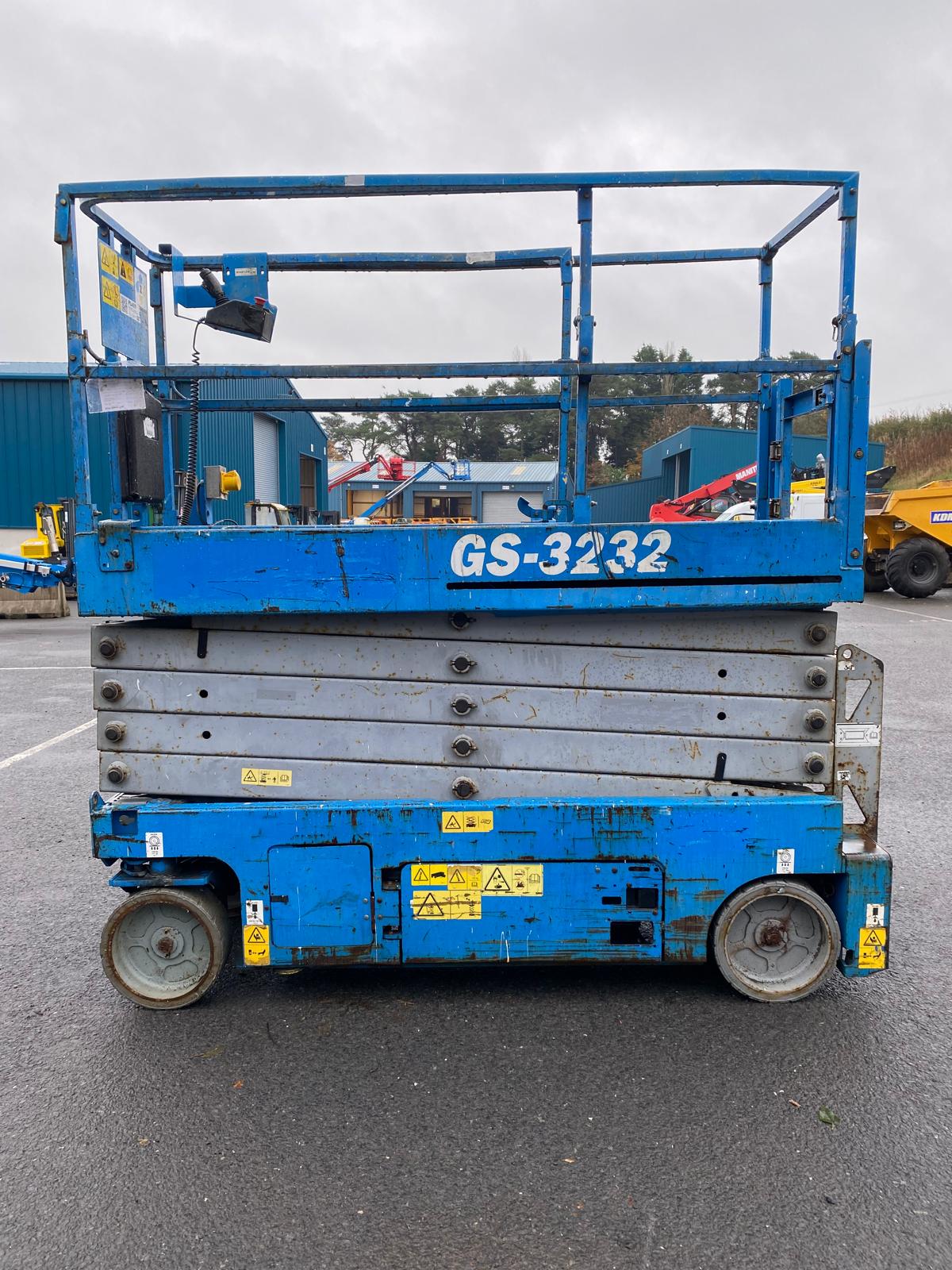 2014 GENIE GS3232 38FT NARROW ELECTRIC SCISSOR LIFT - Image 4