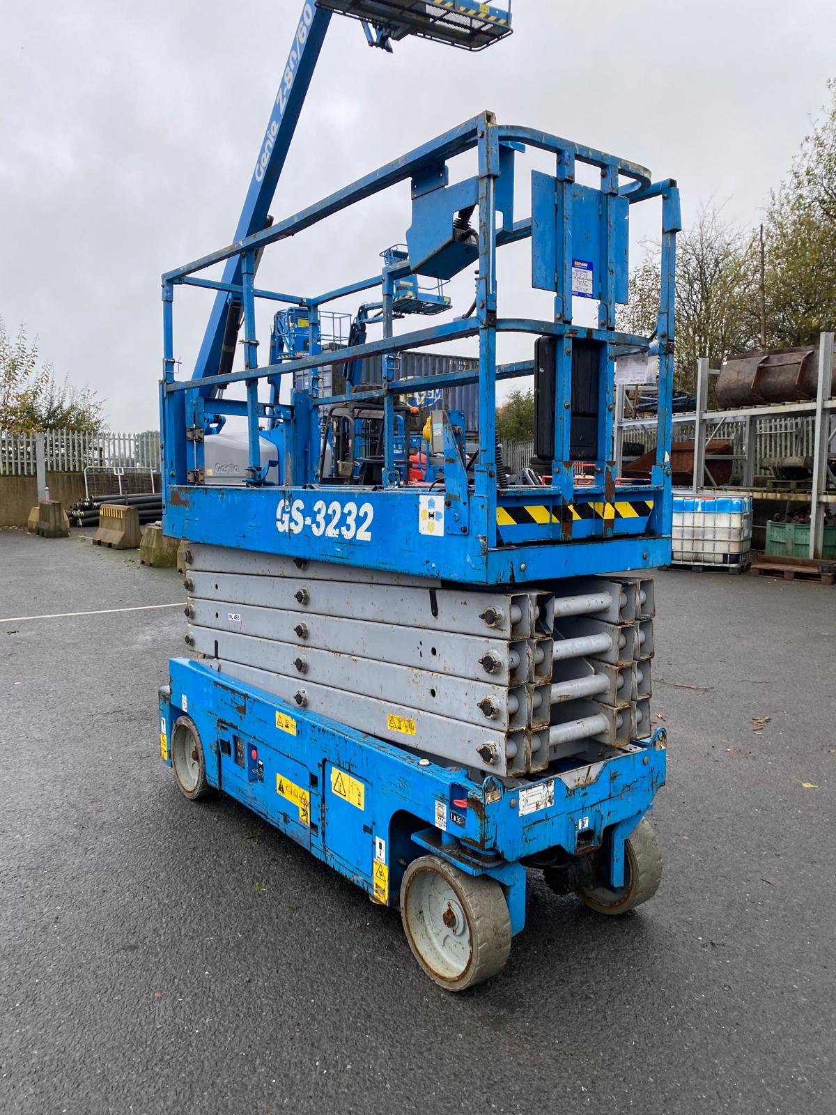2014 GENIE GS3232 38FT NARROW ELECTRIC SCISSOR LIFT - Image 2