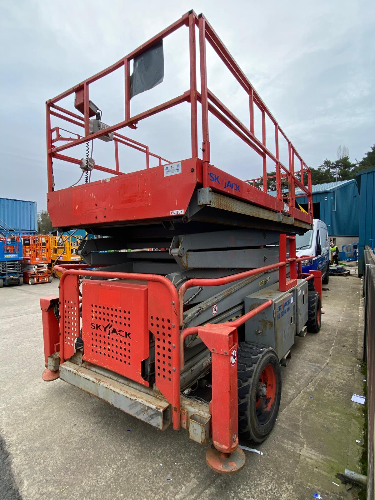 2013 SKYJACK SJ9250 56FT TWIN DECK DIESEL SCISSOR LIFT - Image 3