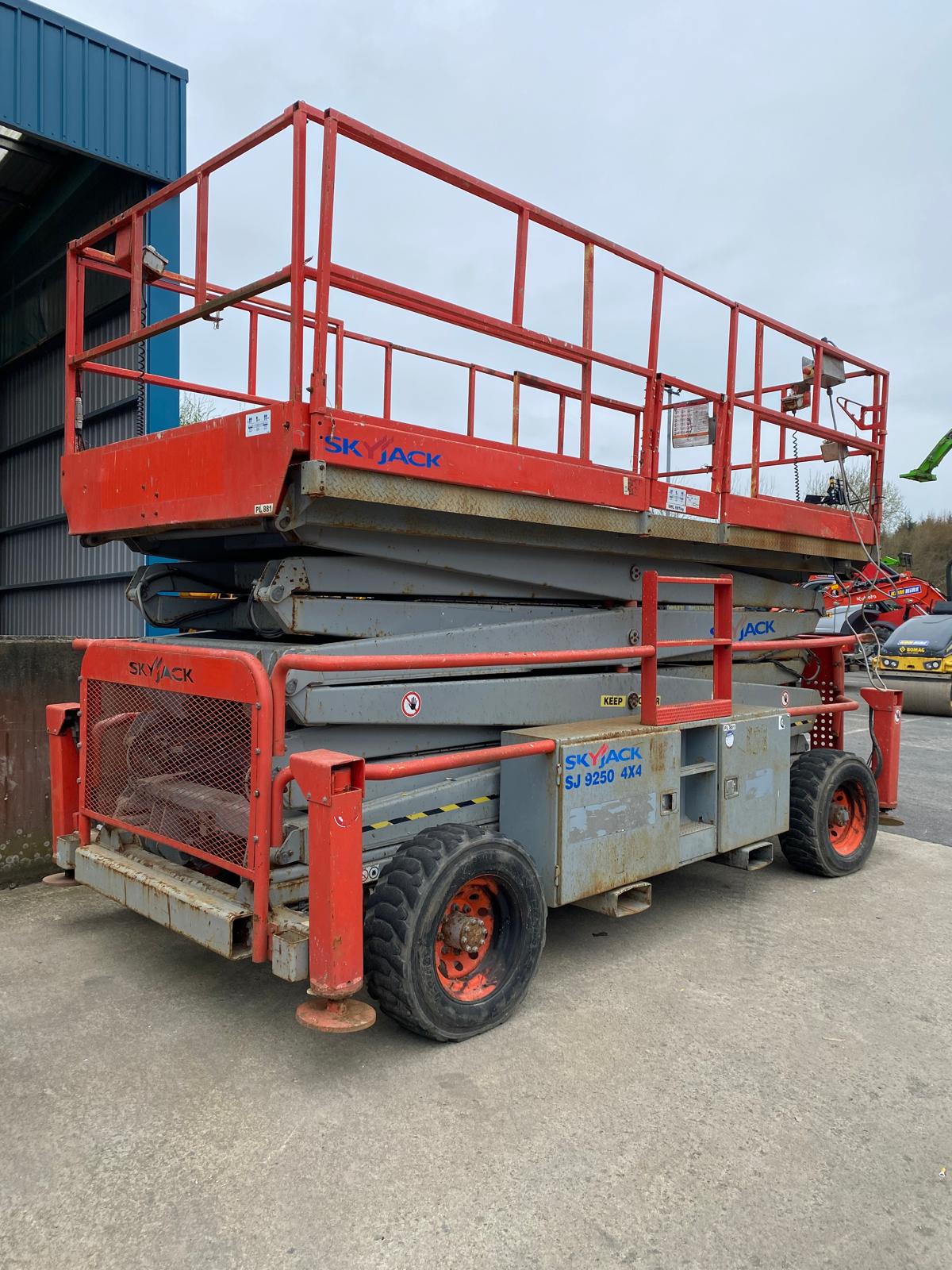 2013 SKYJACK SJ9250 56FT TWIN DECK DIESEL SCISSOR LIFT - Image 4